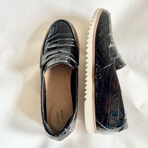 CLARKS Black Alligator Texture Patent Leather Slip-On Loafers Women's Size 8